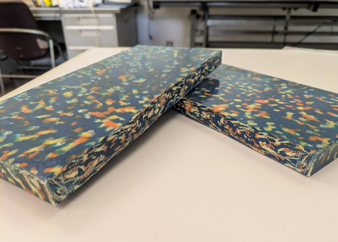 シートプレス建材の試作品。断面にも漂着プラスチックの模様が現れる