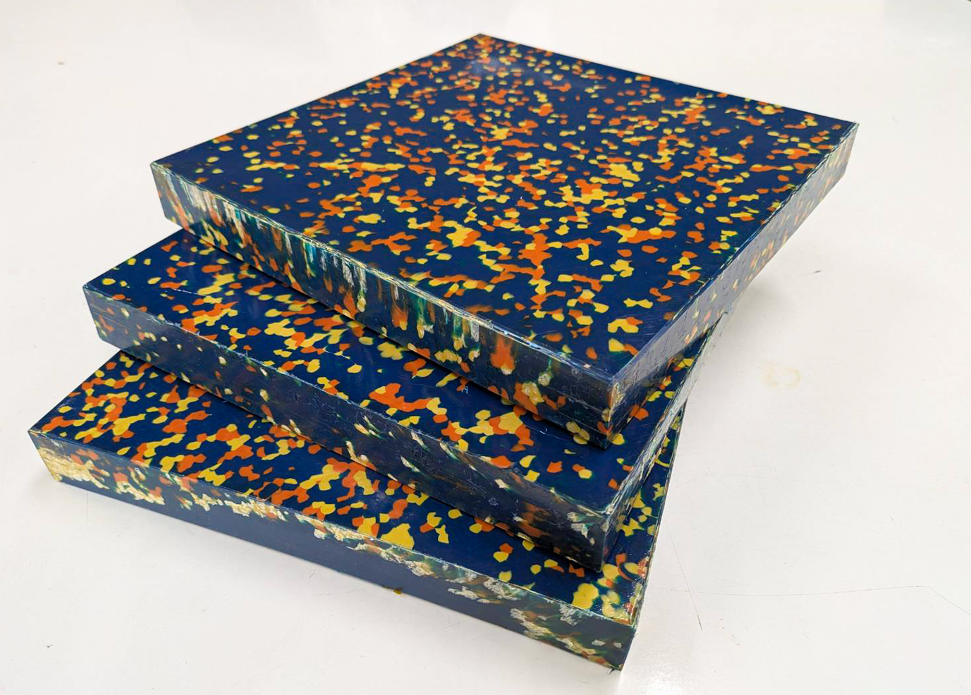 対馬の海洋プラスチックから再生したシートプレス建材の試作品