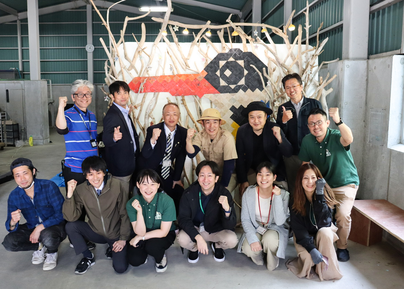 ヤマショウビンの海ごみタイルアートとWAVEプロジェクトの関係者