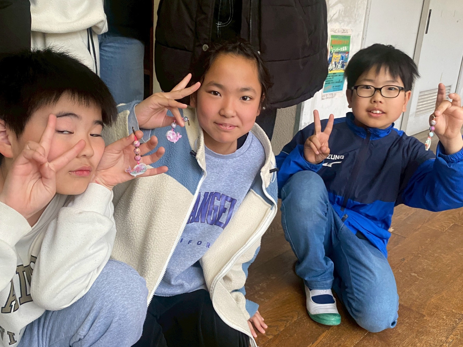 呼子小5年生が公民館で地域の方へ学習成果を発表する様子