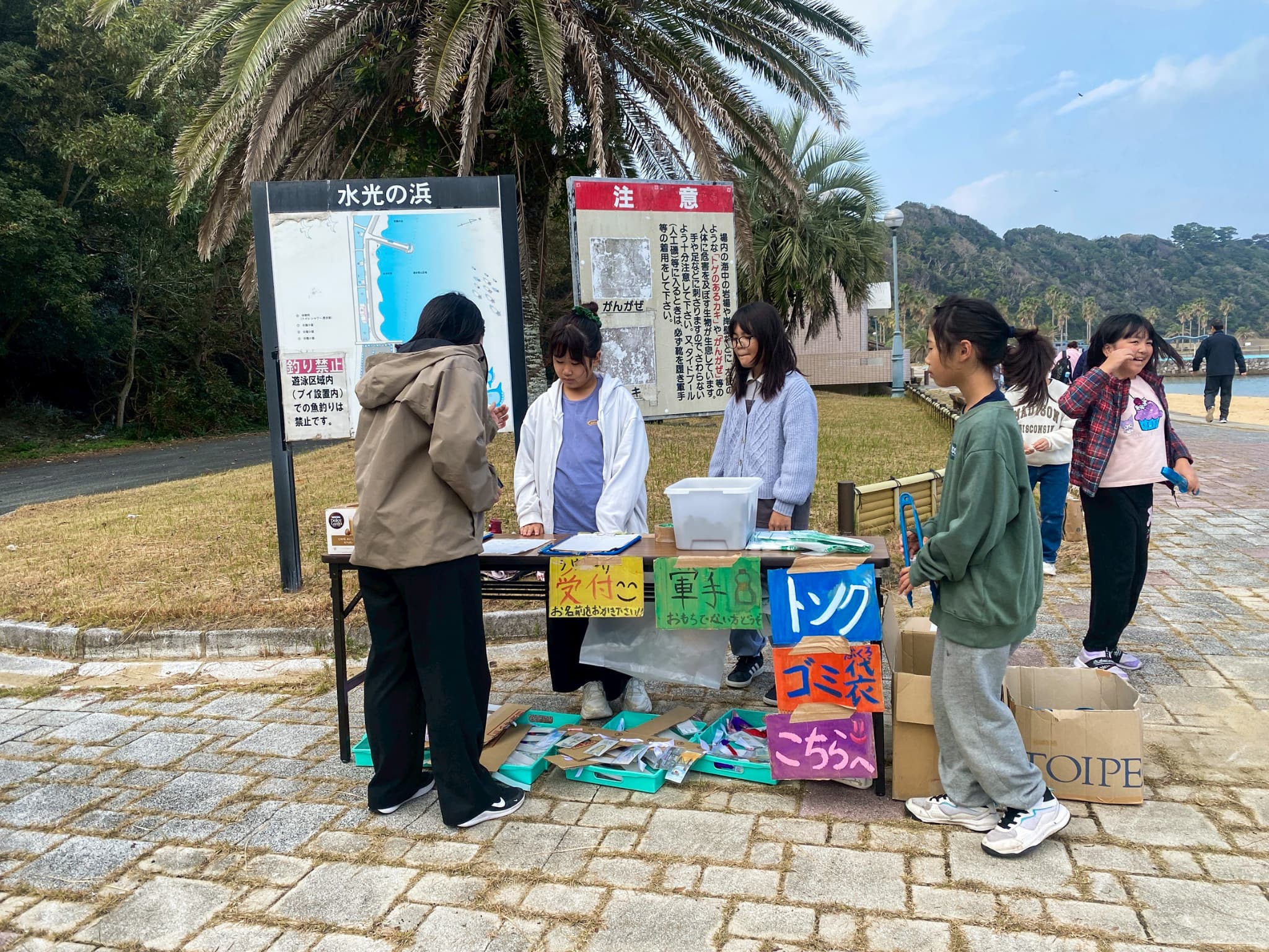 5年生手作りのメダルとしおりの贈呈