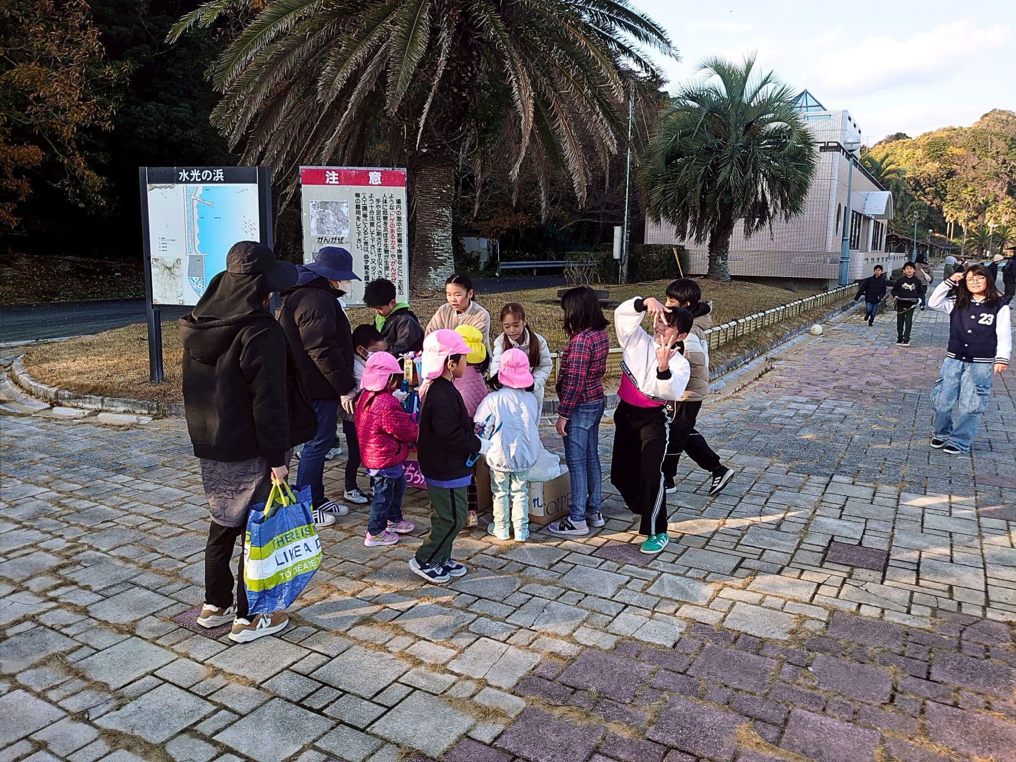 漂着ごみを分別する児童と園児
