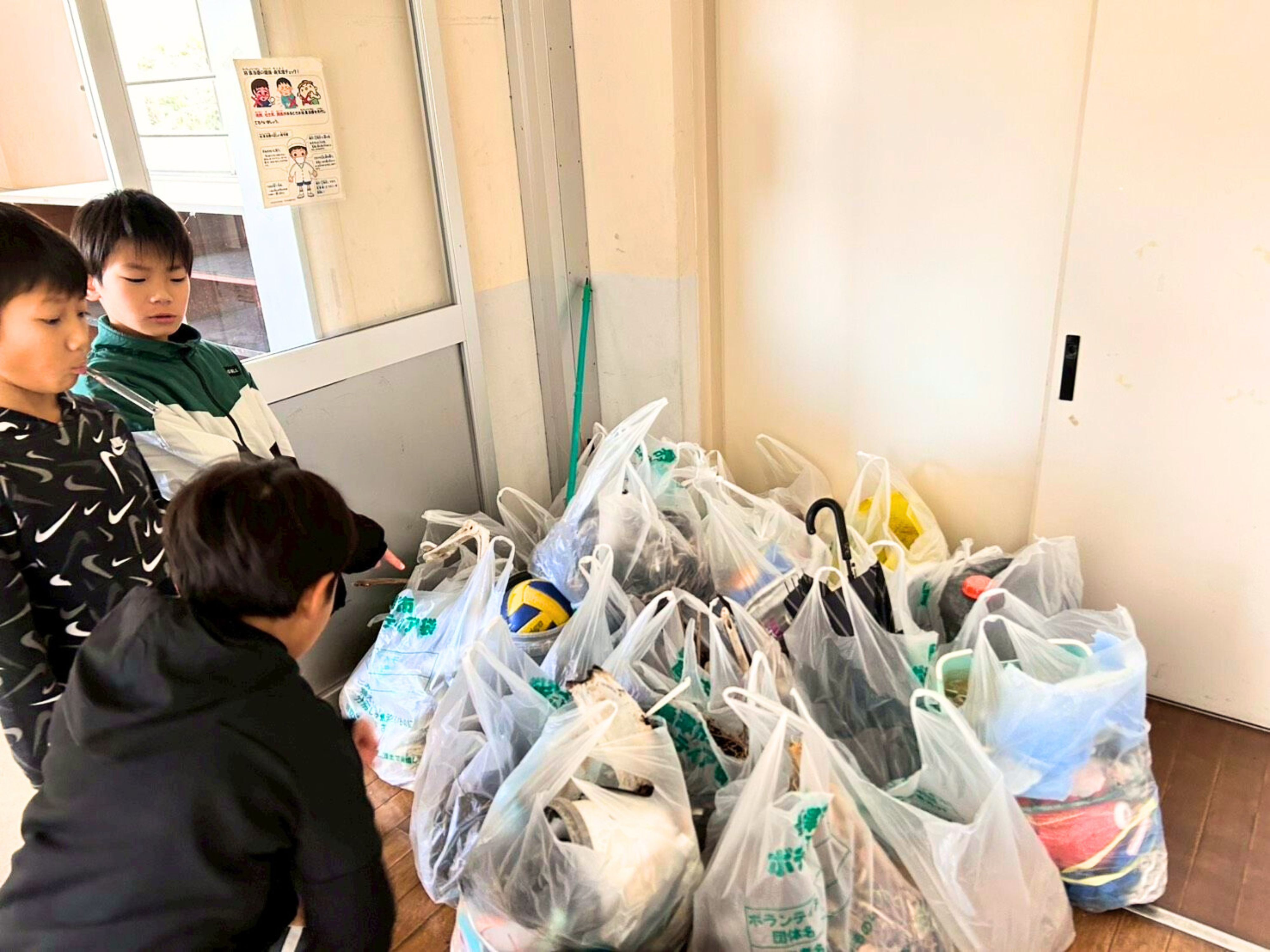 感想文と好きな生きものを書く児童たち